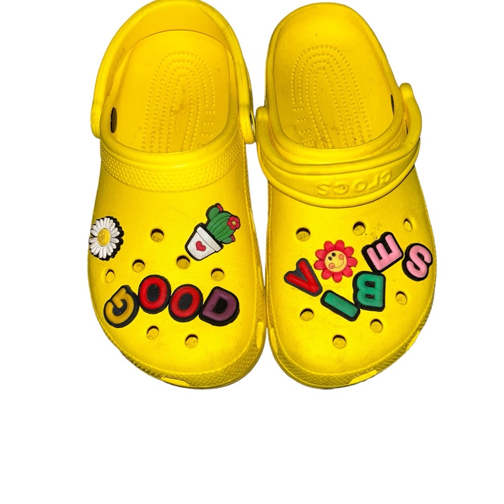 Yellow Crocs with many Jibs size 8 women’s